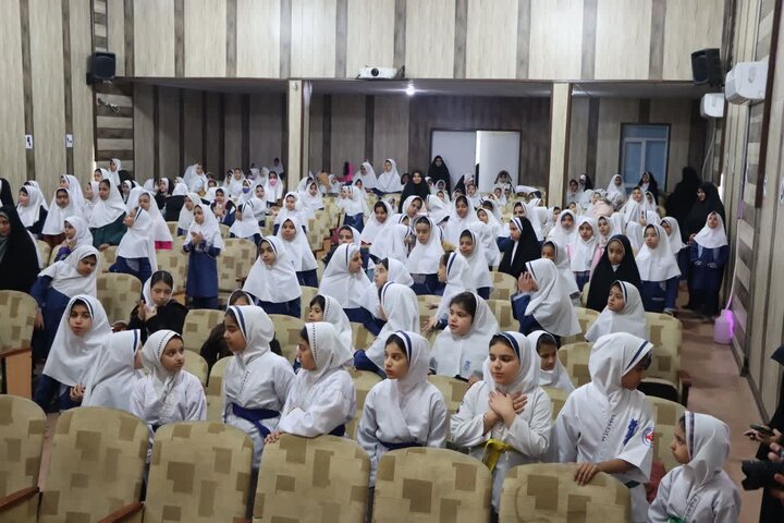 تصاویر/ برگزاری آیین اختتامیه هفته ماها با اجرای دانش‌آموزان مدرسه دخترانه فرهنگ