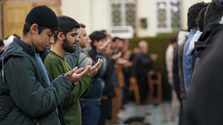 تصاویر/  حضور طلاب روزه‌ دار در امامزاده سیدجعفر محمد علیه‌السلام یزد