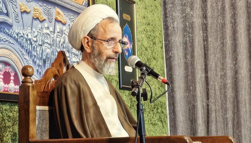 दुश्मन मीडिया के ज़रिए धार्मिक और इंसानी मूल्यों को बिगाड़ने की कोशिश कर रहा है