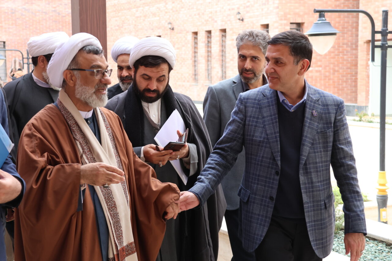 ارتباط حوزه و دانشگاه برای حل مسائل جامعه مورد توجه باشد