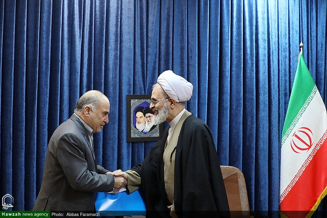 تصاویر/ دیدار مدیرکل ثبت‌ احوال قم با آیت الله اعرافی