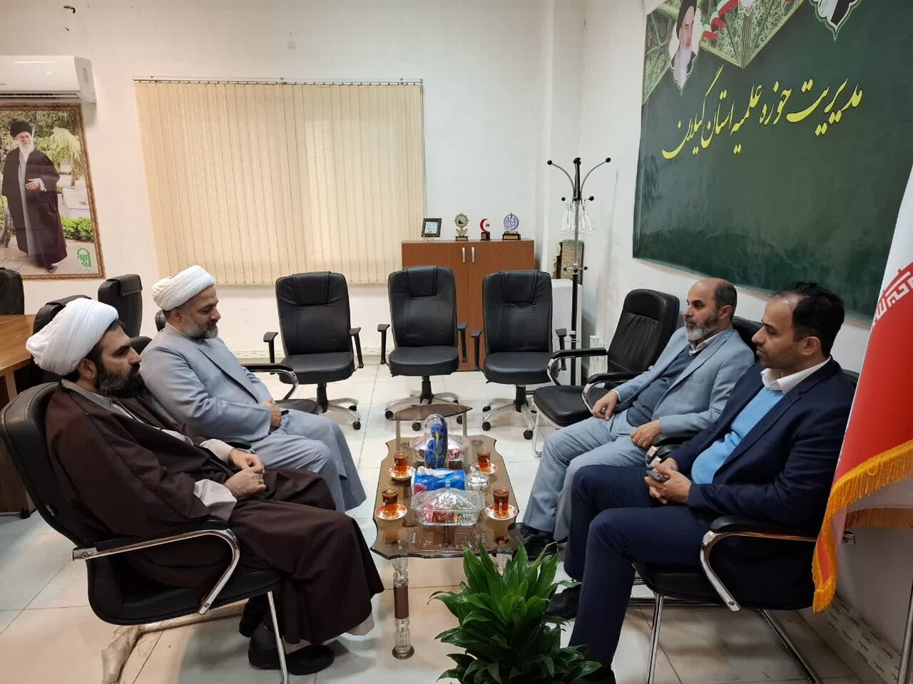 راه‌های گسترش همکاری‌های فرهنگی حوزه علمیه و شهرداری رشت بررسی شد + عکس