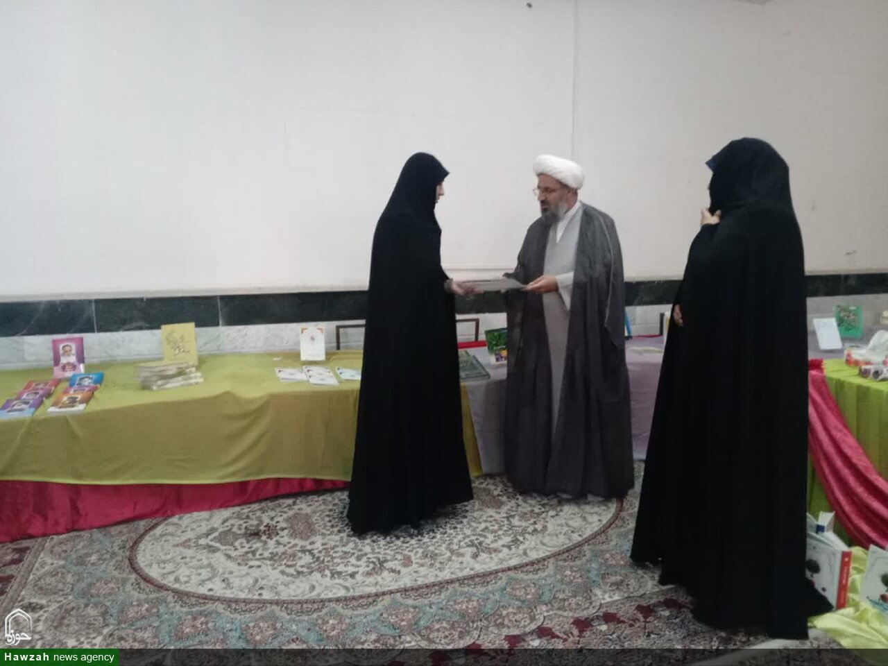 تجلیل از پژوهشگران مدرسه علمیه الزهرا(س) پلدختر