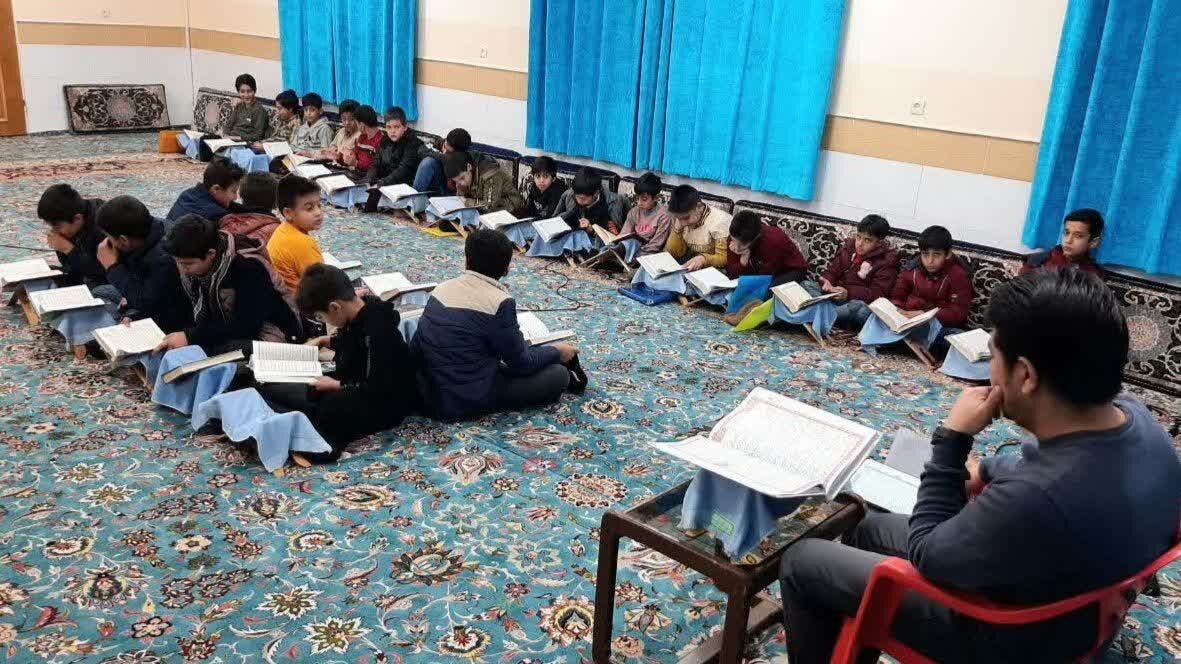 آشنایی نوجوانان مکتب المهدی (عج) آران و بیدگل با روش های قرآن شناسی +عکس