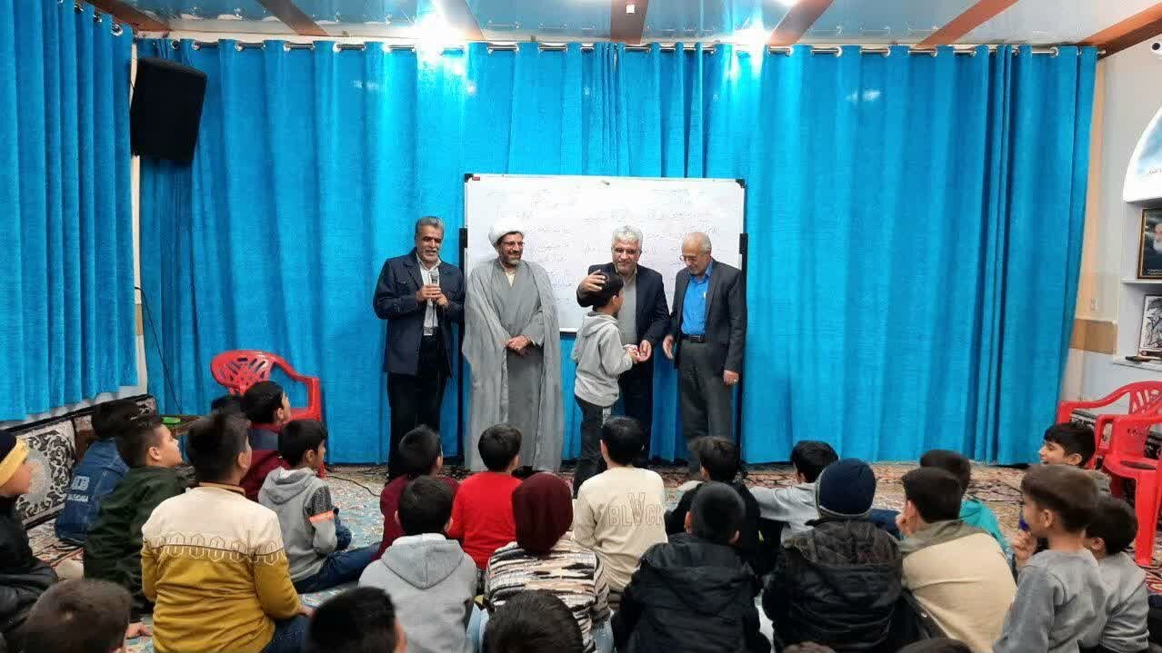 آشنایی نوجوانان مکتب المهدی (عج) آران و بیدگل با روش های قرآن شناسی +عکس
