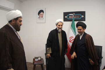 تصاویر / دیدار نماینده مقام معظم رهبری در کشور بنگلادش با امام جمعه و مدیر حوزه علمیه استان قزوین