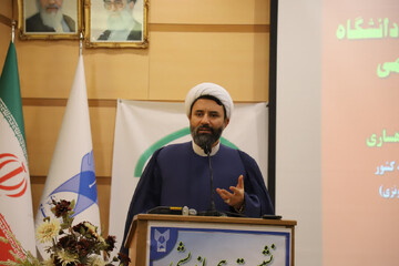 انقلاب اسلامی روح معنویت را در جهان معاصر احیا کرد