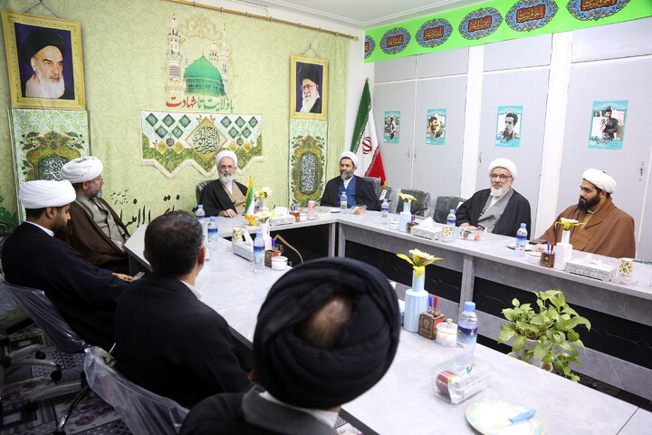 تصاویر/ نشست صمیمی طلاب و اساتید مدرسه علمیه خاتم الانبیاء (ص) با آیت الله اعرافی