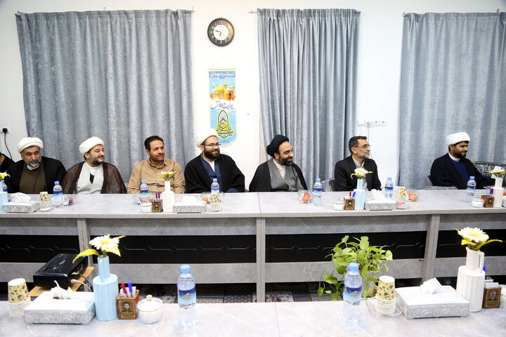 تصاویر/ نشست صمیمی طلاب و اساتید مدرسه علمیه خاتم الانبیاء (ص) با آیت الله اعرافی