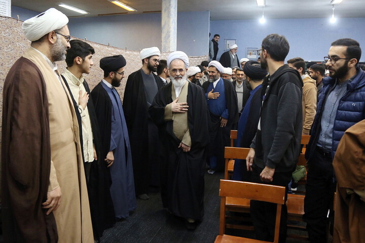 تصاویر/ نشست صمیمی طلاب و اساتید مدرسه علمیه خاتم الانبیاء (ص) با آیت الله اعرافی