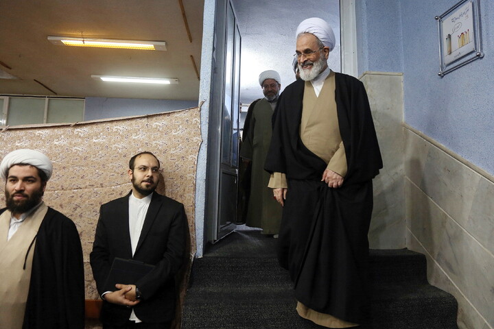 تصاویر/ نشست صمیمی طلاب و اساتید مدرسه علمیه خاتم الانبیاء (ص) با آیت الله اعرافی