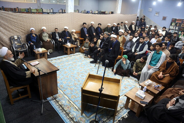 تصاویر/ نشست صمیمی طلاب و اساتید مدرسه علمیه خاتم الانبیاء (ص) با آیت الله اعرافی