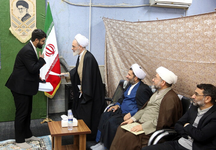 تصاویر/ نشست صمیمی طلاب و اساتید مدرسه علمیه خاتم الانبیاء (ص) با آیت الله اعرافی