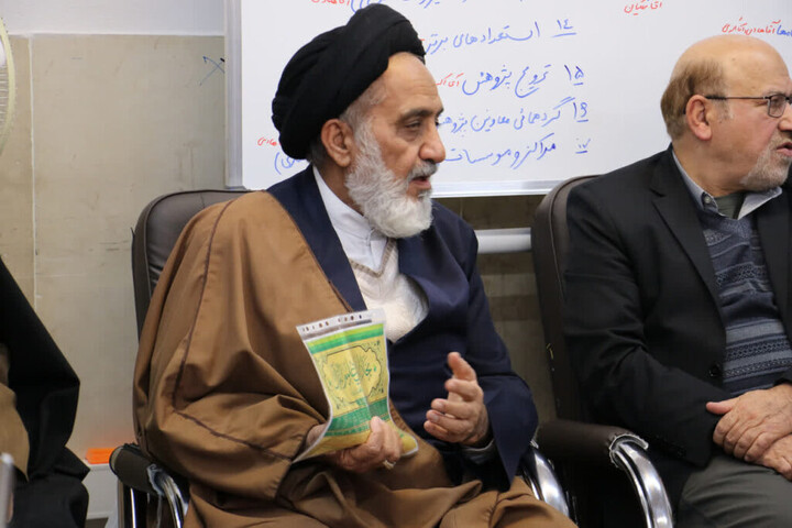 تصاویر|دیدار مولف کتاب «موسوعه بحارالانوار فی علوم‌ القرآن» با جانشین مدیر حوزه علمیه اصفهان