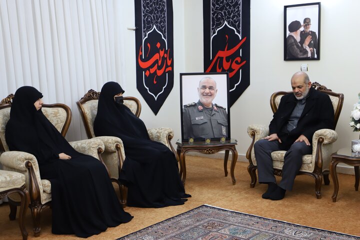 تصاویر/ دیدار سردار وحیدی با خانواده شهید سپهبد حاج حسین سلامی