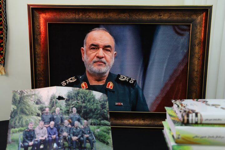 تصاویر/ دیدار سردار وحیدی با خانواده شهید سپهبد حاج حسین سلامی