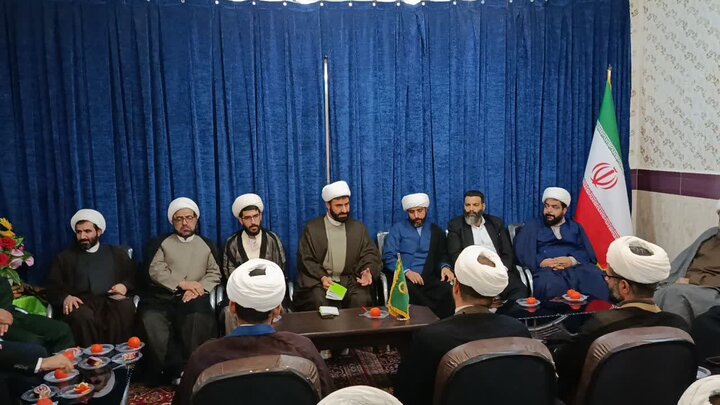 تصاویر/نشست فصلی ائمه جماعات و اعضای قرارگاه راهبری مساجد دلفان