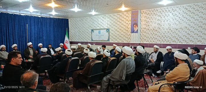 تصاویر/نشست فصلی ائمه جماعات و اعضای قرارگاه راهبری مساجد دلفان