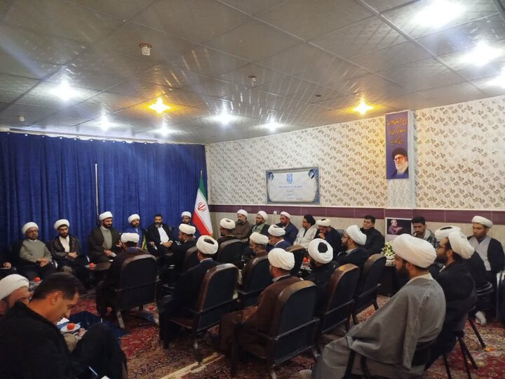 تصاویر/نشست فصلی ائمه جماعات و اعضای قرارگاه راهبری مساجد دلفان