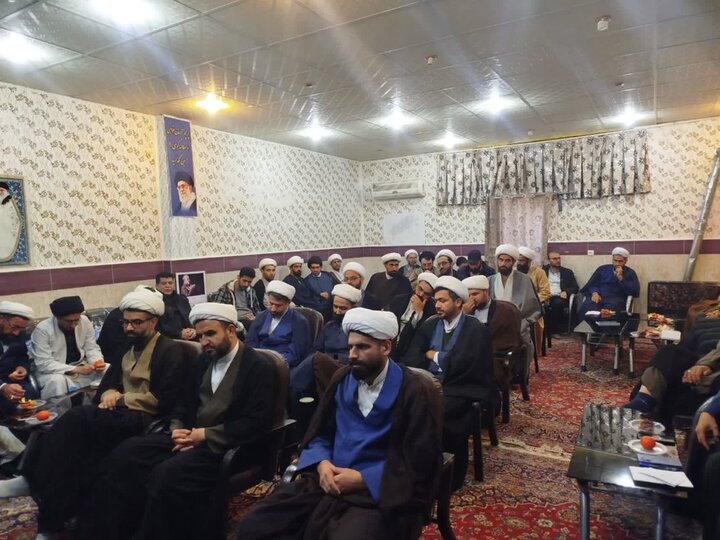 تصاویر/نشست فصلی ائمه جماعات و اعضای قرارگاه راهبری مساجد دلفان