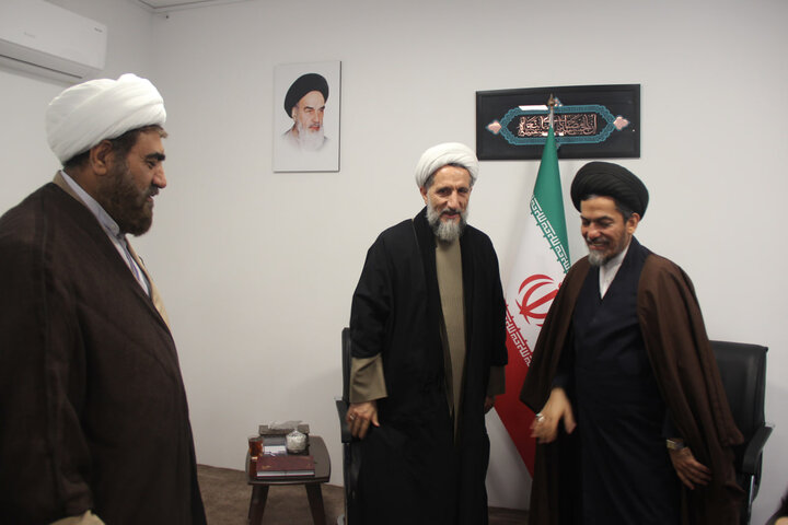 تصاویر / دیدار نماینده مقام معظم رهبری در کشور بنگلادش با امام جمعه ومدیر حوزه علمیه استان قزوین