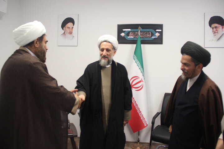 تصاویر / دیدار نماینده مقام معظم رهبری در کشور بنگلادش با امام جمعه ومدیر حوزه علمیه استان قزوین