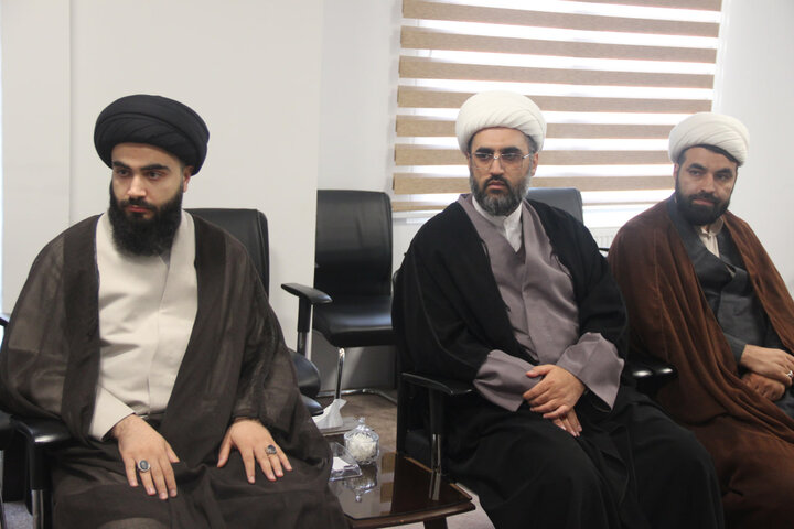 تصاویر / دیدار نماینده مقام معظم رهبری در کشور بنگلادش با امام جمعه ومدیر حوزه علمیه استان قزوین