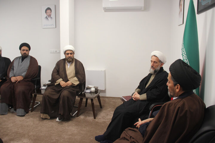 تصاویر / دیدار نماینده مقام معظم رهبری در کشور بنگلادش با امام جمعه ومدیر حوزه علمیه استان قزوین