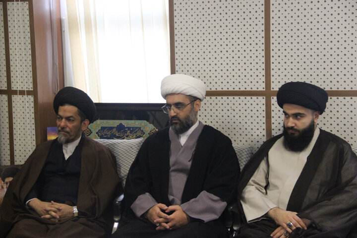 تصاویر / دیدار نماینده مقام معظم رهبری در کشور بنگلادش با امام جمعه ومدیر حوزه علمیه استان قزوین