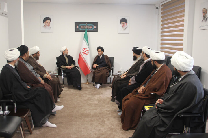 تصاویر / دیدار نماینده مقام معظم رهبری در کشور بنگلادش با امام جمعه ومدیر حوزه علمیه استان قزوین