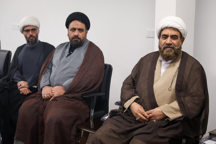 تصاویر / دیدار نماینده مقام معظم رهبری در کشور بنگلادش با امام جمعه ومدیر حوزه علمیه استان قزوین