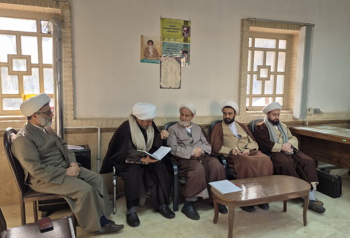 تصاویر/ نشست اساتید مدرسه علمیه آیت‌الله یثربی(ره) کاشان