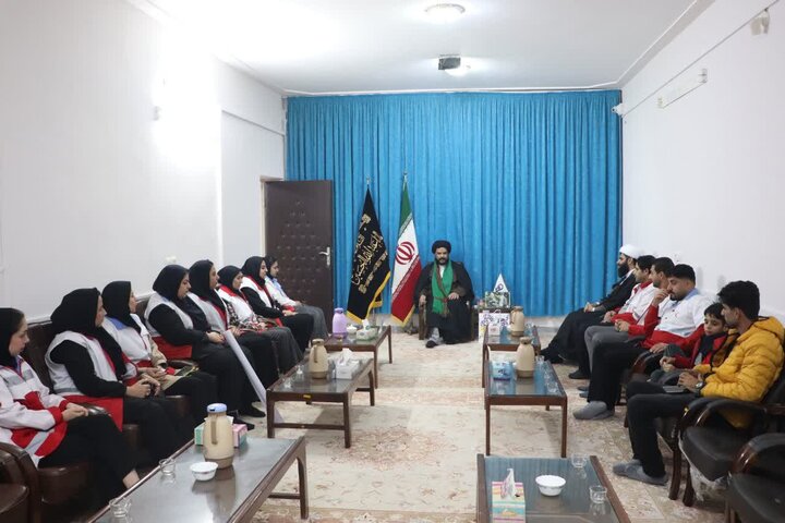 دیدار اعضای هلال احمر با امام‌جمعه شهرستان مهران