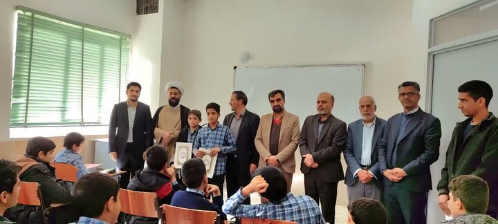 تصاویر/ تجلیل امام جمعه بهاباد از دانش‌آموزان نخبه قرآنی