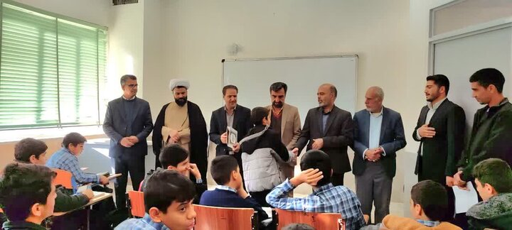 تصاویر/ تجلیل امام جمعه بهاباد از دانش‌آموزان نخبه قرآنی
