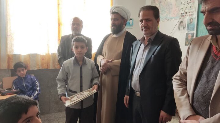 تصاویر/ تجلیل امام جمعه بهاباد از دانش‌آموزان نخبه قرآنی