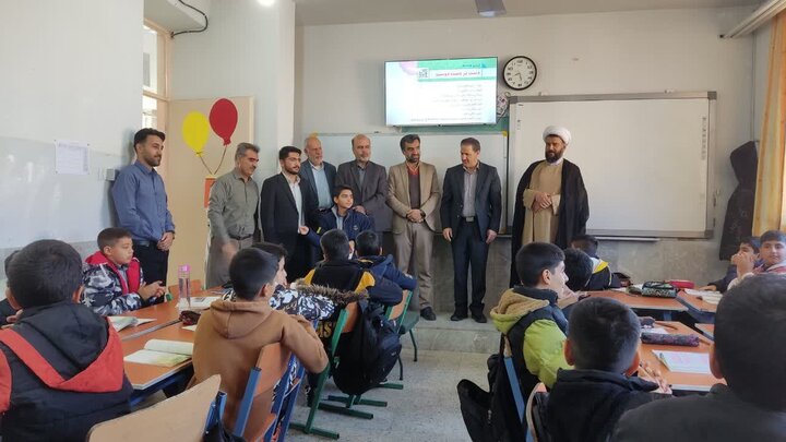 تصاویر/ تجلیل امام جمعه بهاباد از دانش‌آموزان نخبه قرآنی