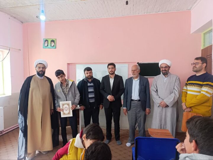 تصاویر/ تجلیل امام جمعه بهاباد از دانش‌آموزان نخبه قرآنی