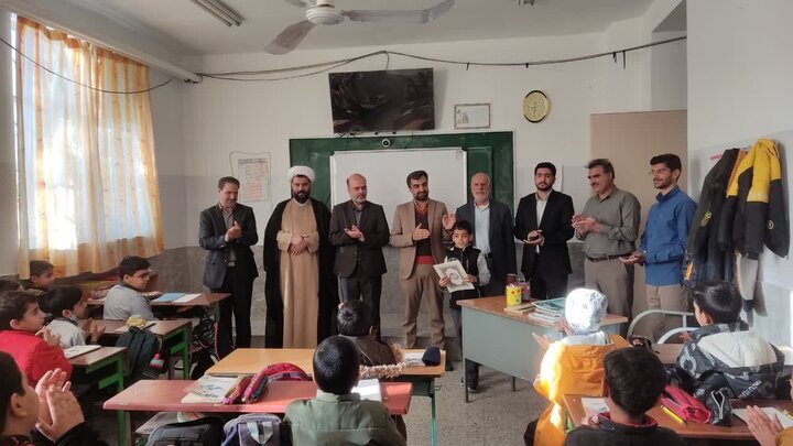 تصاویر/ تجلیل امام جمعه بهاباد از دانش‌آموزان نخبه قرآنی