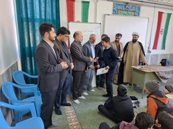 تصاویر/ تجلیل امام جمعه بهاباد از دانش‌آموزان نخبه قرآنی