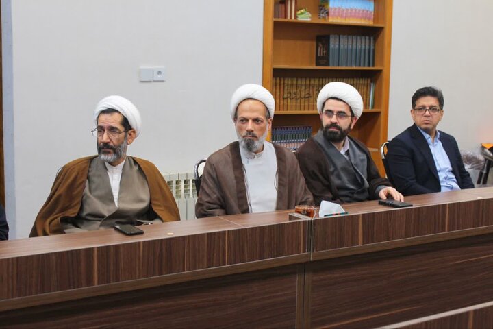 تصاویر/ نشست صمیمی جمعی‌ از اساتید دانشگاه با امام‌جمعه اردکان