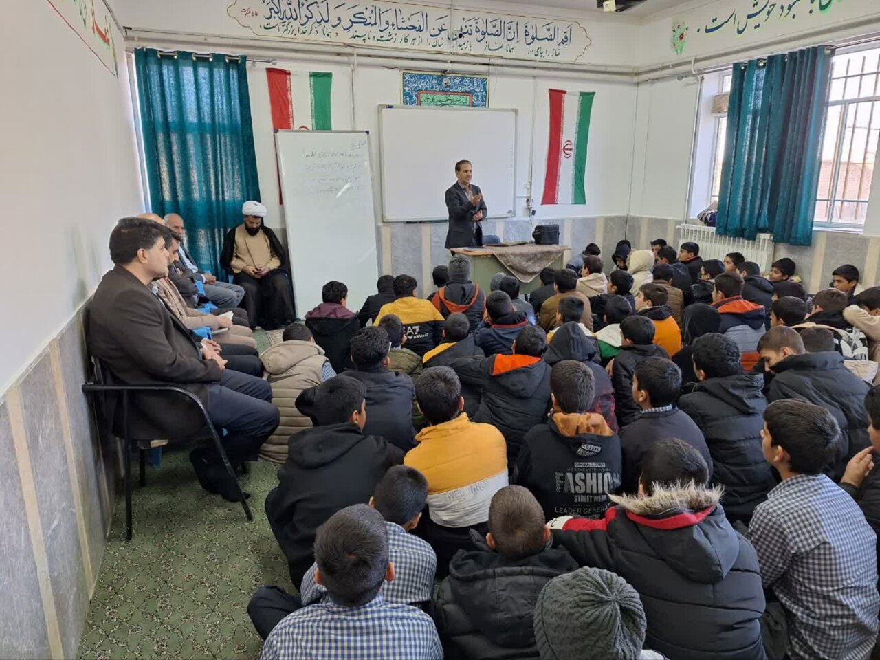 تصاویر/ تجلیل امام جمعه بهاباد از دانش‌آموزان نخبه قرآنی