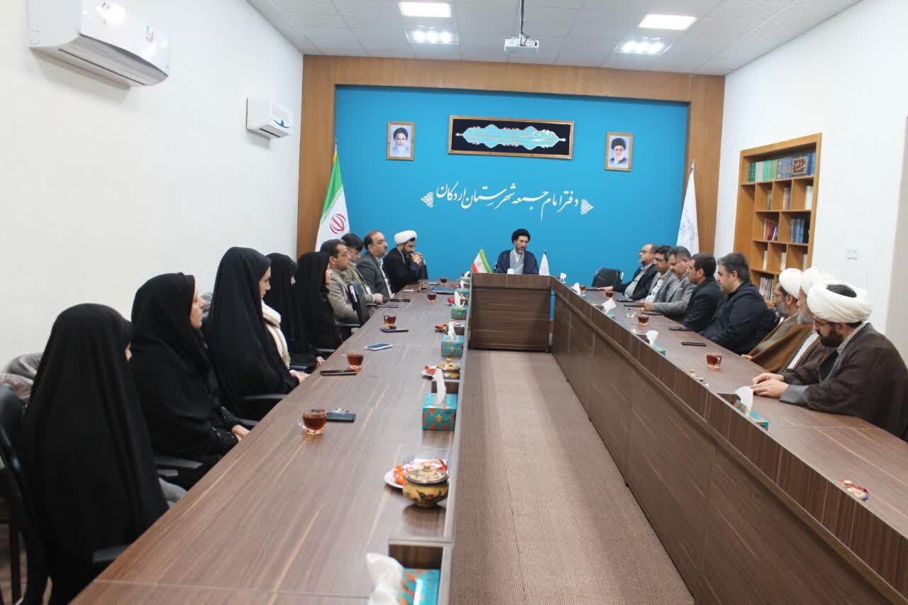 تصاویر/ نشست صمیمی جمعی‌ از اساتید دانشگاه با امام‌جمعه اردکان