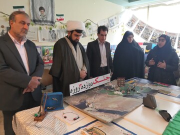 تصاویر/ بازدید امام جمعه چرداول از نمایشگاه دست‌سازه دانش‌آموزان مدرسه برکت