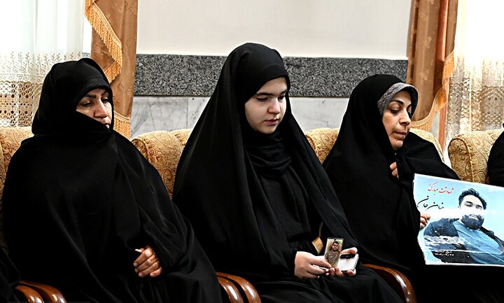 تصاویر/ بدرقه خانواده شهدای جنگ ۱۲روزه برای زیارت امام رضا(ع)