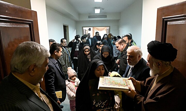 تصاویر/ بدرقه خانواده شهدای جنگ ۱۲روزه برای زیارت امام رضا(ع)