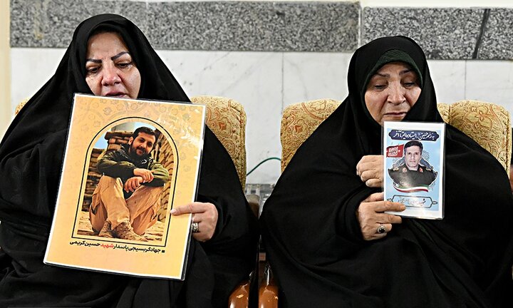 تصاویر/ بدرقه خانواده شهدای جنگ ۱۲روزه برای زیارت امام رضا(ع)