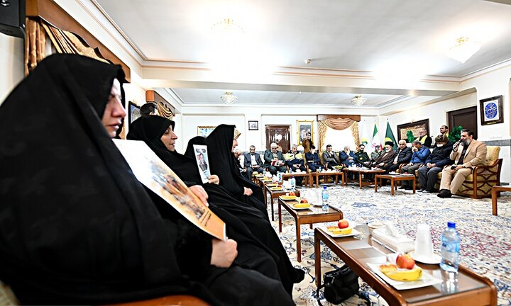 تصاویر/ بدرقه خانواده شهدای جنگ ۱۲روزه برای زیارت امام رضا(ع)