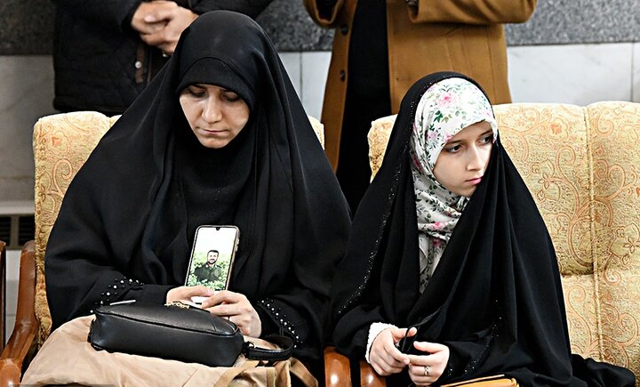 تصاویر/ بدرقه خانواده شهدای جنگ ۱۲روزه برای زیارت امام رضا(ع)