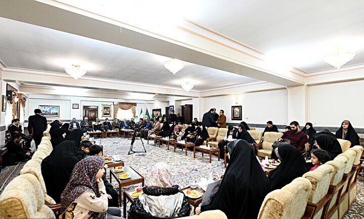 تصاویر/ بدرقه خانواده شهدای جنگ ۱۲روزه برای زیارت امام رضا(ع)